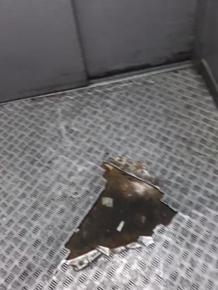 Aaa asansörde at var.