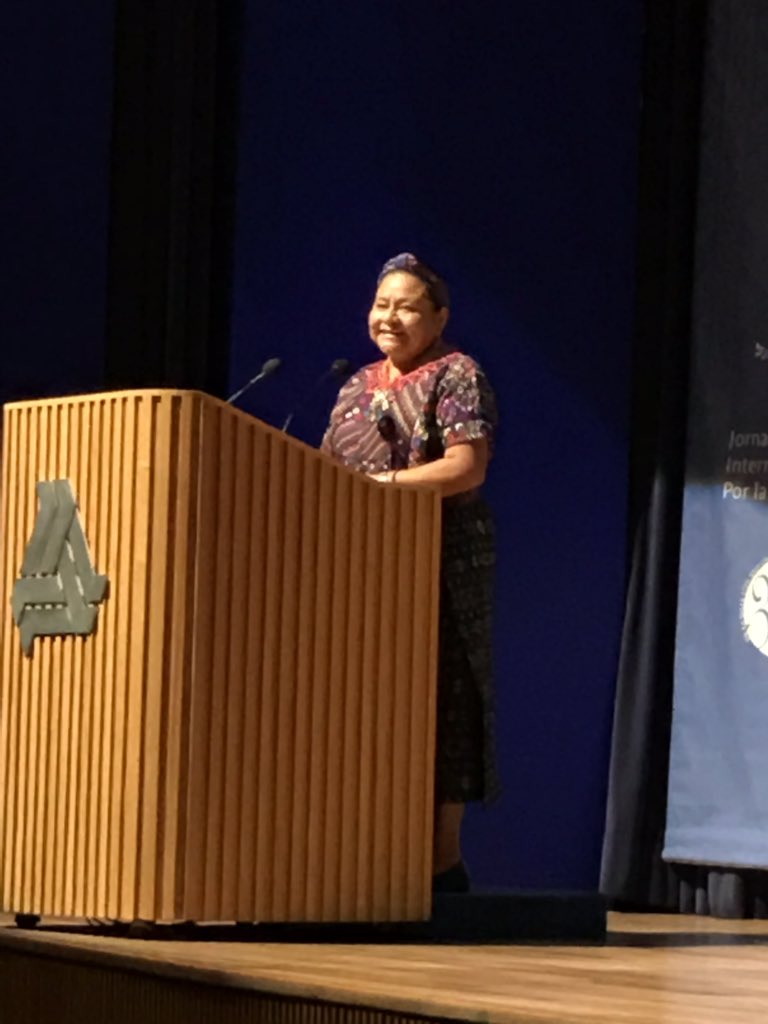 En la conferencia magistral de la Dra.Rigoberta Menchú Premio Nobel de la Paz,“La Universidad como constructora de Paz”, en la Universidad La Salle México. #UniversidadesPorLaPaz #300LaSalle