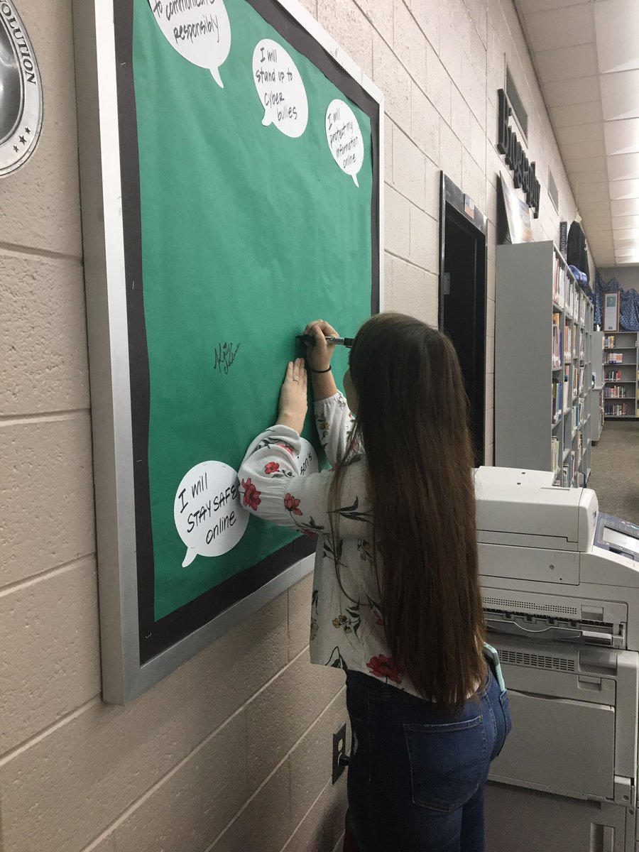 FDHSCommons's tweet image. It’s #DigitalCitizenship week! Come sign our pledge to be a smart internet user and enjoy a Dum Dum 😂. @FDPatriot