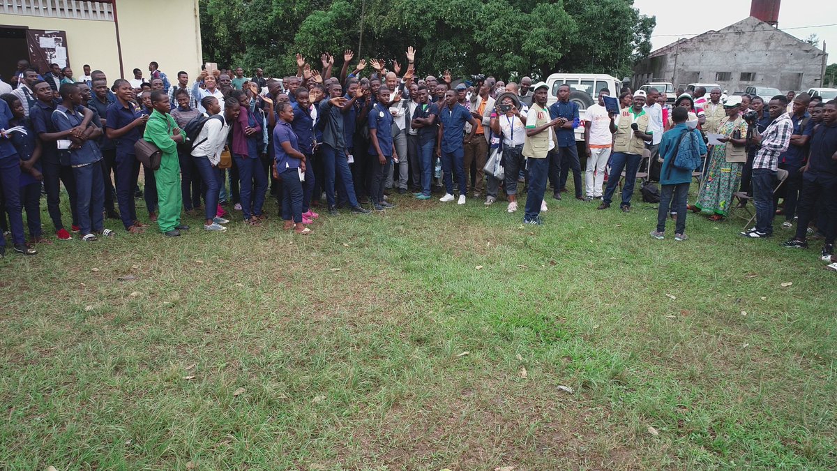GTCCongo's tweet photo. Les lycées du Lycée Agricole Amilcar Cabral de #Brazzaville, enthousiastes lors de la présentation par @micheldjombo de l'utilisation des drones en agriculture dans le cadre de la journée mondiale de l'alimentation
#JMA2018 #FAO #ChezMoiAuCongo https://t.co/qgmR093Vza