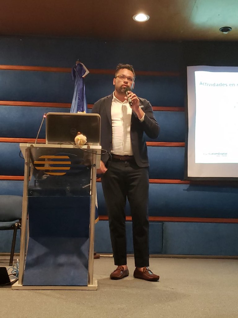 OPDFUNGLODE's tweet photo. [PRÁCTICA] Felix Maldifassi, director de Hootsuite México, y Juan Ramos, consultor de Soluciones de Hootsuite, hacen una demostración de soluciones tecnológicas.

#PanelRedesFunglode #Funglode #OPDFunglode #RedesSociales #ComunicaciónDigital @hootsuite @Interlat #Latamdigital https://t.co/Rf9kZuYdoE