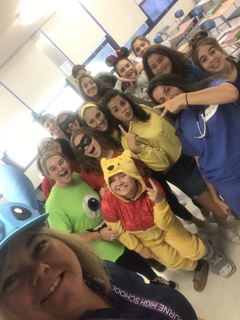 PrincipalCetner's tweet photo. #wehavegreatkids Another reason #ilovemyjob!#bournespiritweek #characterday https://t.co/jSvQP22PTx