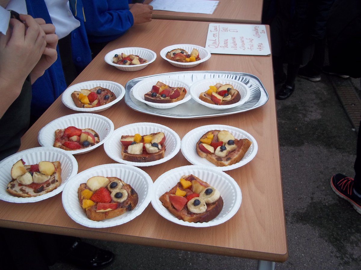 ChurchendS's tweet photo. A successful healthy snack stall by Year 3 today! #healthyeating #churchendschool https://t.co/Y2JbiJr0Te