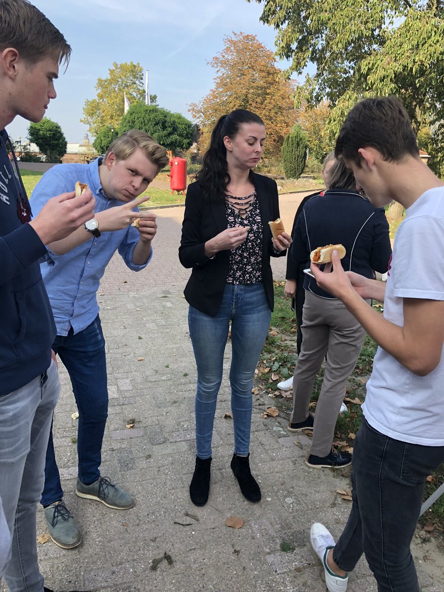 De ondernemende studenten van <a href="/Saxion/">Hogeschool Saxion (inactief)</a> doen zich te goed aan de <a href="/knakwortel/">Knakwortel</a> Wat is dat toch een lekker alternatief voor het worstenbroodje! Met dank aan <a href="/albertheijn/">Albert Heijn</a>