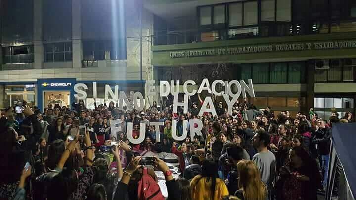 coritabandoliti's tweet photo. *#MenosGuerraMasEducacion 
#PresupuestoParaLaPaz
#PresupuestoParaEducacion @AnaPaolaAgudelo
@LaureanoAcuDiaz
@nadiablel
@claudiacaste
@PaolaHolguin https://t.co/7yUGFYzJo7