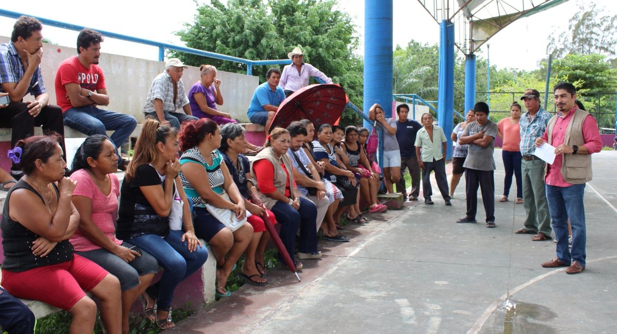 Sedesol_QRoo's tweet photo. En Rovirosa, municipio de #OPB 49 familias contarán con pisos firmes en sus hogares. Los recursos son del Programa Empleo Temporal de @SEDESOL_mx La delegada en #QuintanaRoo @RosarioOY hizo un recorrido para constatar la entrega de materiales y el arranque de los trabajos. https://t.co/uGpNGduJq6
