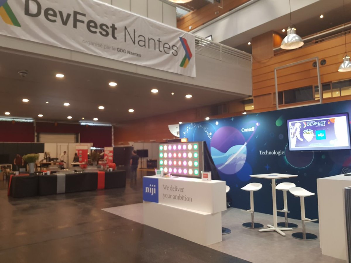 Niji_Digital's tweet photo. Atterrissage en douceur du vaisseau Niji au @devfestnantes ... Encore quelques travaux de finition et la #TeamNiji sera prรชte ร vous accueillir demain matin #NijiRecrute #YaDeLaVieChezNiji #MurDigital https://t.co/RS2ZXUDsMD
