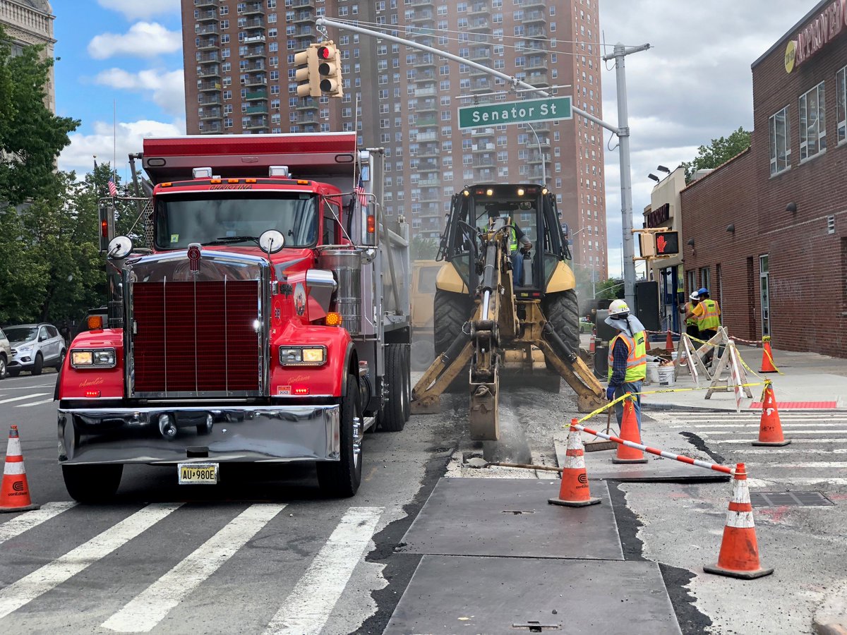 TheHylanGroup's tweet photo. There's no surface areas we wont touch. #DYK that our team of experts work on streets, roadways, bridges, manholes, commercial, industrial, &amp; government buildings, stadiums, airports, and hospitals? Learn more about our custom #construction solutions: https://t.co/5fZjFkdQ2r https://t.co/LcEUMB741q