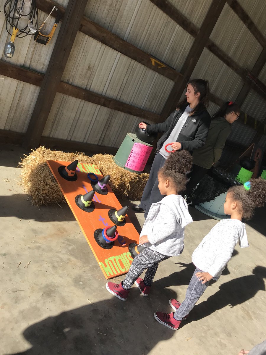 mrscrossOV's tweet photo. Beautiful day for our field trip to Grasso Girls Farm Market🍂🍁🚜 @OVELEM https://t.co/pvdK6iYPFY