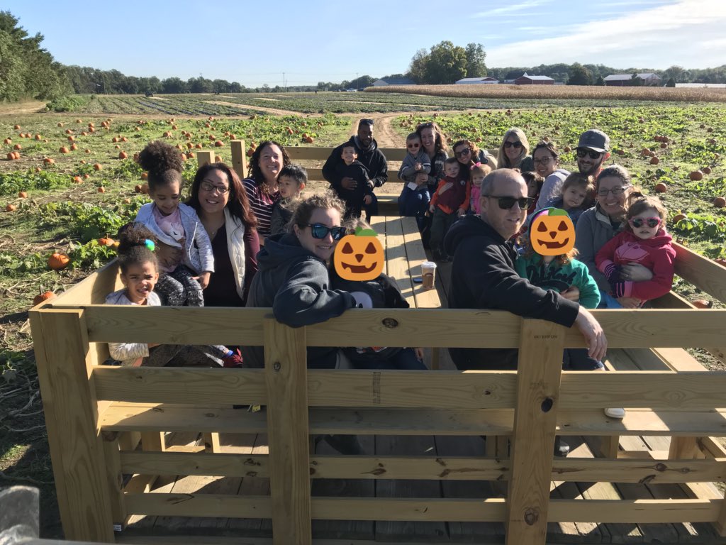 mrscrossOV's tweet photo. Beautiful day for our field trip to Grasso Girls Farm Market🍂🍁🚜 @OVELEM https://t.co/pvdK6iYPFY