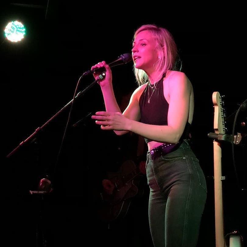 emilykinneyinfo's tweet photo. Emily en Rumba Cafรฉ, Columbus OH. 16-10-2018 ๐ธ๐๐ถ๐น๐
#EmilyKinney #emilykinneymusic #rumbacafรฉ #SameMistakesTour #ohjonathan @emmykinney
Credit pics @emily.kinney.fans IG https://t.co/PmWM6g83zF