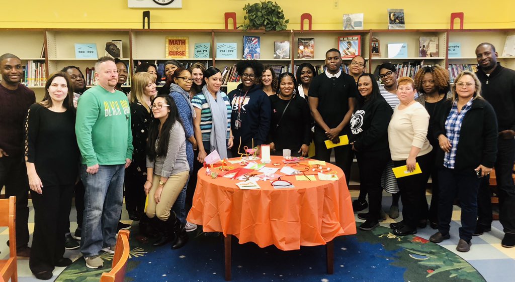 JamiWhitney8's tweet image. Sculpting our stories, mindfulness for connection, with D 19 counselors and social workers at JHS 218  @McbrydeDr  @stevenstrull  @BklynNorthFSC #D19allthewayup #mindfulbehavior(ism)