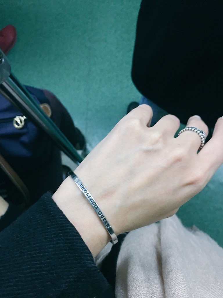 Kovaleva_M_'s tweet photo. когда в душе ты просекко квин, а в реальной жизни едешь в метро в час пик на конечную https://t.co/MaMDwBNeZo