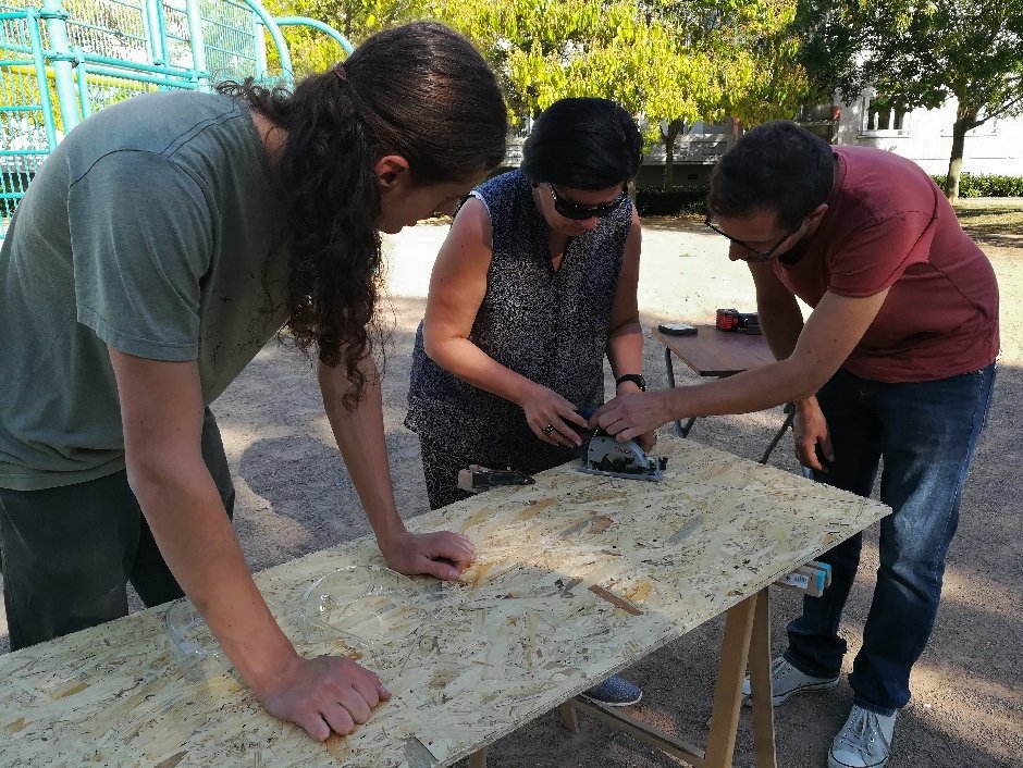 RemiBullion's tweet photo. Après la table basse scandinave et la bibliothèque, les habitants des Marronniers  à Fontaines-sur-Saone  construisent 3 fauteuils pour leur future maison des projets  @LMHabitat #capacitedagir #engagessolidaires https://t.co/Fu2r87W4e9
