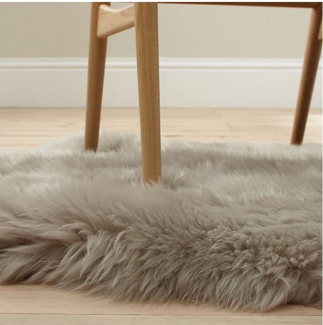 LondonCows's tweet image. Keep your toes warm in our luxurious sheepskin rugs...prices starting from £49 #sheepskinrug #londoncows #sheepskin #winterinteriors #Christmastime #greyinteriors #interiorstylist #londoninterior