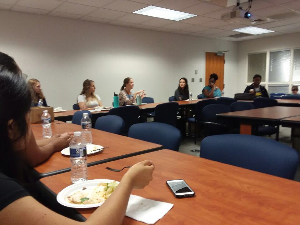 DPCAdvocates's tweet photo. @DrQiu and Dr. Emily O'Rourke giving a #DPC introduction to medical students at Eastern Virginia Medical School @EVMSedu #FMRevolution https://t.co/KnBPK0NPq1