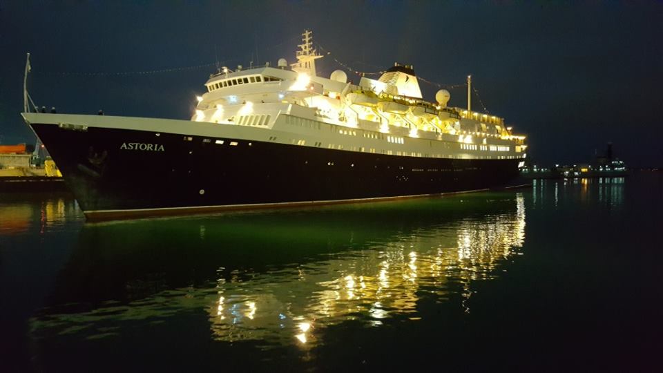 Our penultimate visit to #Portsmouth. Thank you to Harbour Master, Rupert for the picture of our arrival this morning @CMVoyages