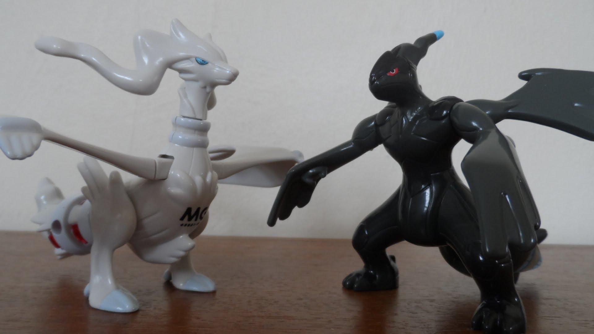 Pokemon Black & White Legendary Series Reshiram 4 Figure 