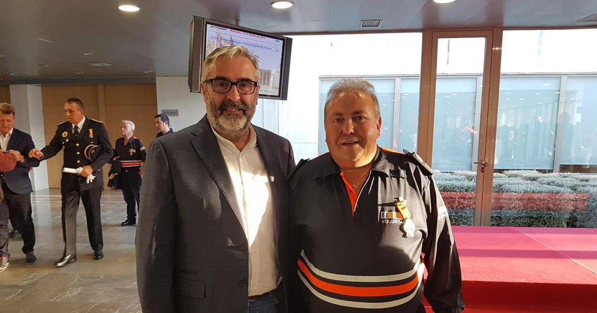 infantesdigital's tweet photo. Antonio Morales recibe la Medalla al Mérito de Protección Civil https://t.co/ERwXFxcmqG https://t.co/d4zWxE5cTI