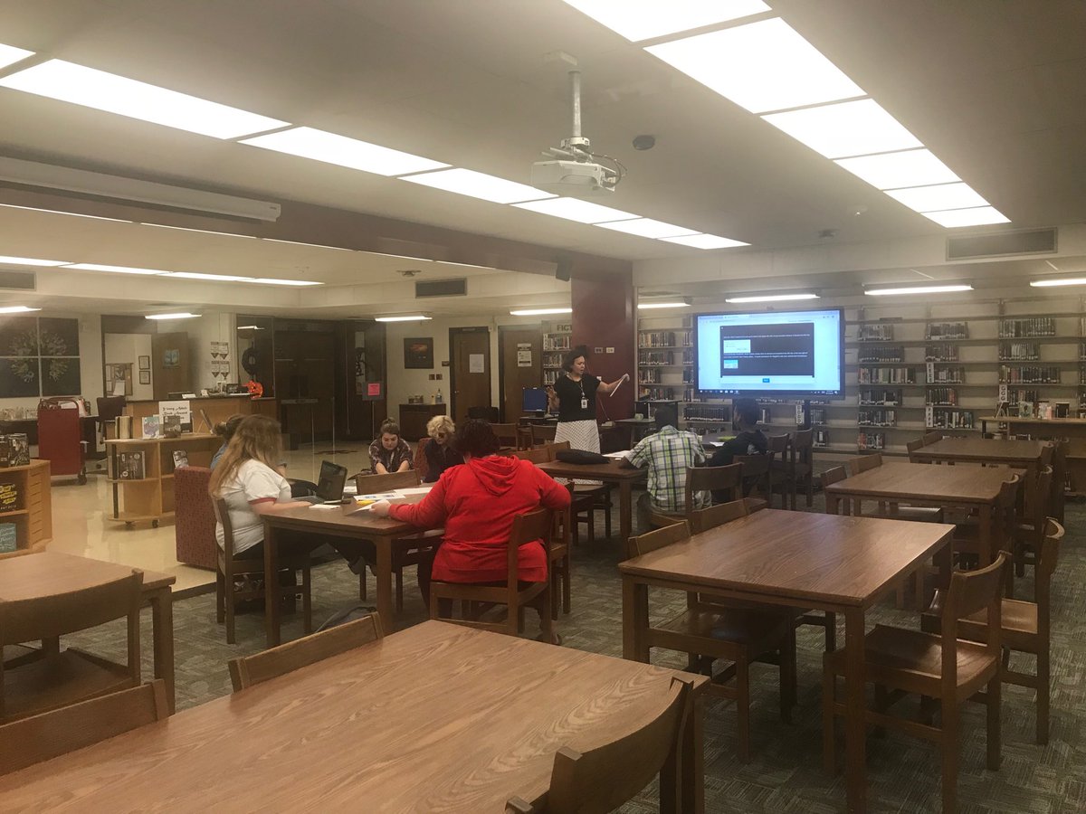 rhhsmedia's tweet photo. Comic Club members learned how to use FLIPGRID for sharing their favorite books during our meeting today during RTI in the media center. https://t.co/r5v0jqHbRp