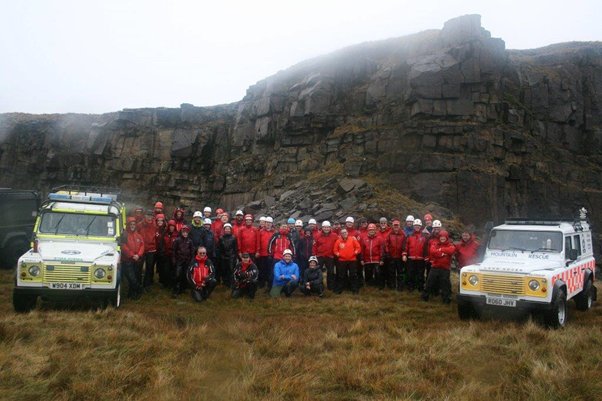 DerPolContact's tweet photo. Police Control Room Supervisors out with Mountain Rescue team at the training weekend. Good Day. #PDMRO #WorkingTogether #TeamBuilding #DerbyshirePoliceAndMountainRescue 👮‍♂️👮‍♀️🚔🚨⛰️ https://t.co/Dibfy5bDga