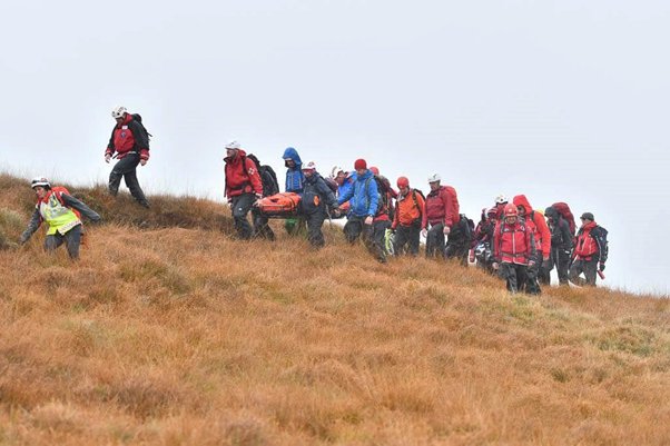 DerPolContact's tweet photo. Police Control Room Supervisors out with Mountain Rescue team at the training weekend. Good Day. #PDMRO #WorkingTogether #TeamBuilding #DerbyshirePoliceAndMountainRescue 👮‍♂️👮‍♀️🚔🚨⛰️ https://t.co/Dibfy5bDga