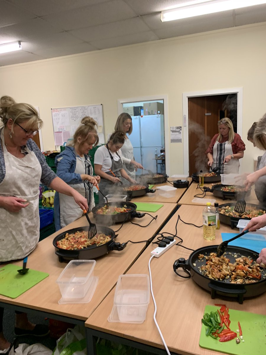 janicecorra1's tweet photo. What a fab 1st session of the cooking class chicken fajitas on the menu tonight @Castlehill19 @WDCommFoodshare @corrascot https://t.co/djkoCZrljO