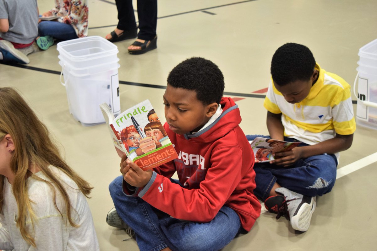 With much anticipation, Pinecrest today revealed the book all students and staff will be reading during the next 3 weeks: Frindle by Andrew Clements. facebook.com/SylacaugaCityS… <a href="/scsa/">Valeyard</a>