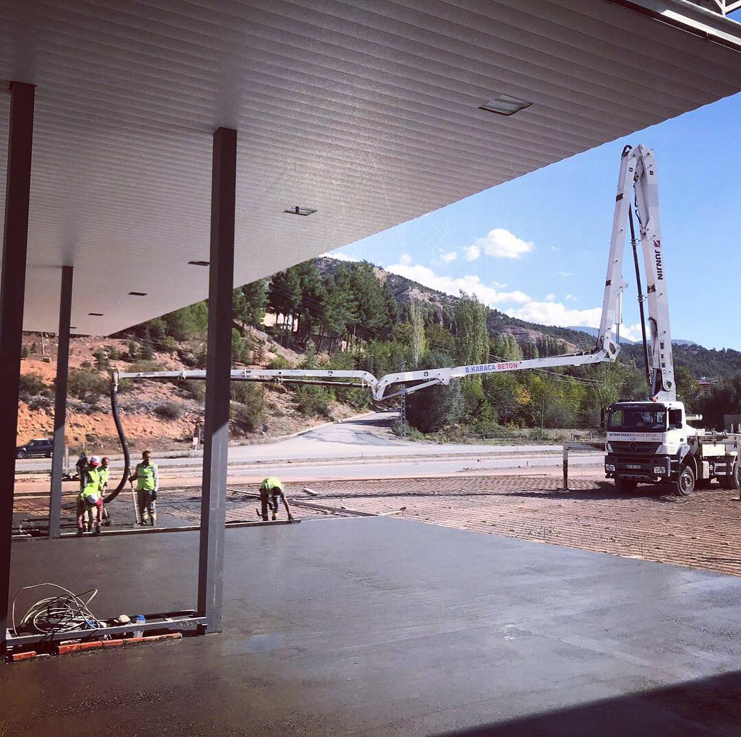 Cihanyapi's tweet image. Akaryakıt İstasyonu zemin beton işimizin sonuna geldik. Emeği geçen ekip arkadaşlarımızın ellerine sağlık. #sivas #zeminbetonu #Concrete #floor  #sahabetonu @Cihanyapi