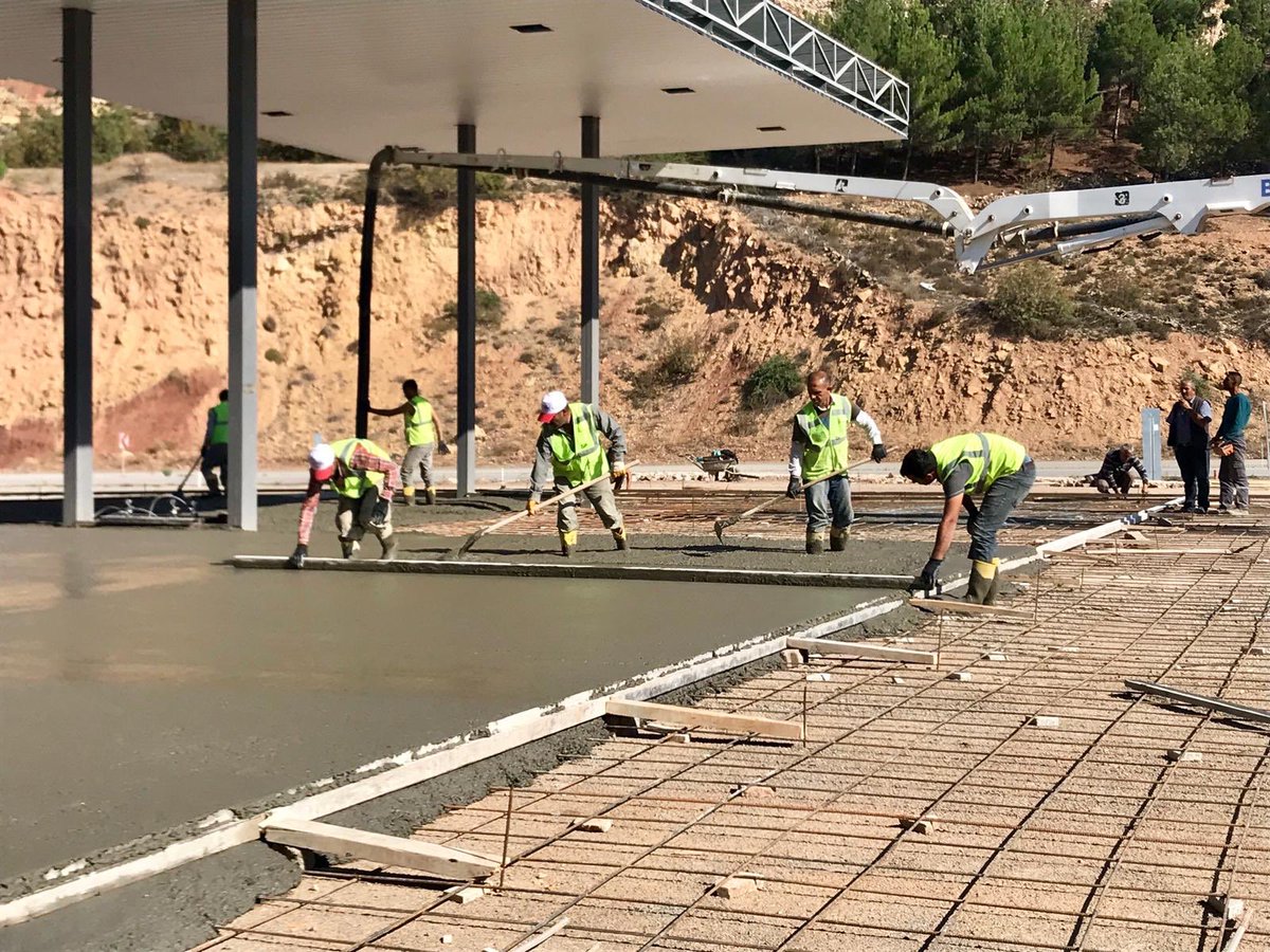 Cihanyapi's tweet image. Akaryakıt İstasyonu zemin beton işimizin sonuna geldik. Emeği geçen ekip arkadaşlarımızın ellerine sağlık. #sivas #zeminbetonu #Concrete #floor  #sahabetonu @Cihanyapi