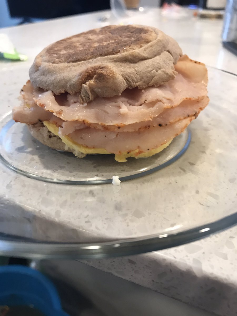 The_Chef_AL's tweet photo. Egg white, feta, and smoked turkey, on a whole wheat English muffin 💪 #gains #cook #food #foodie #health #chef #mealprep https://t.co/QEbF0ldXXK