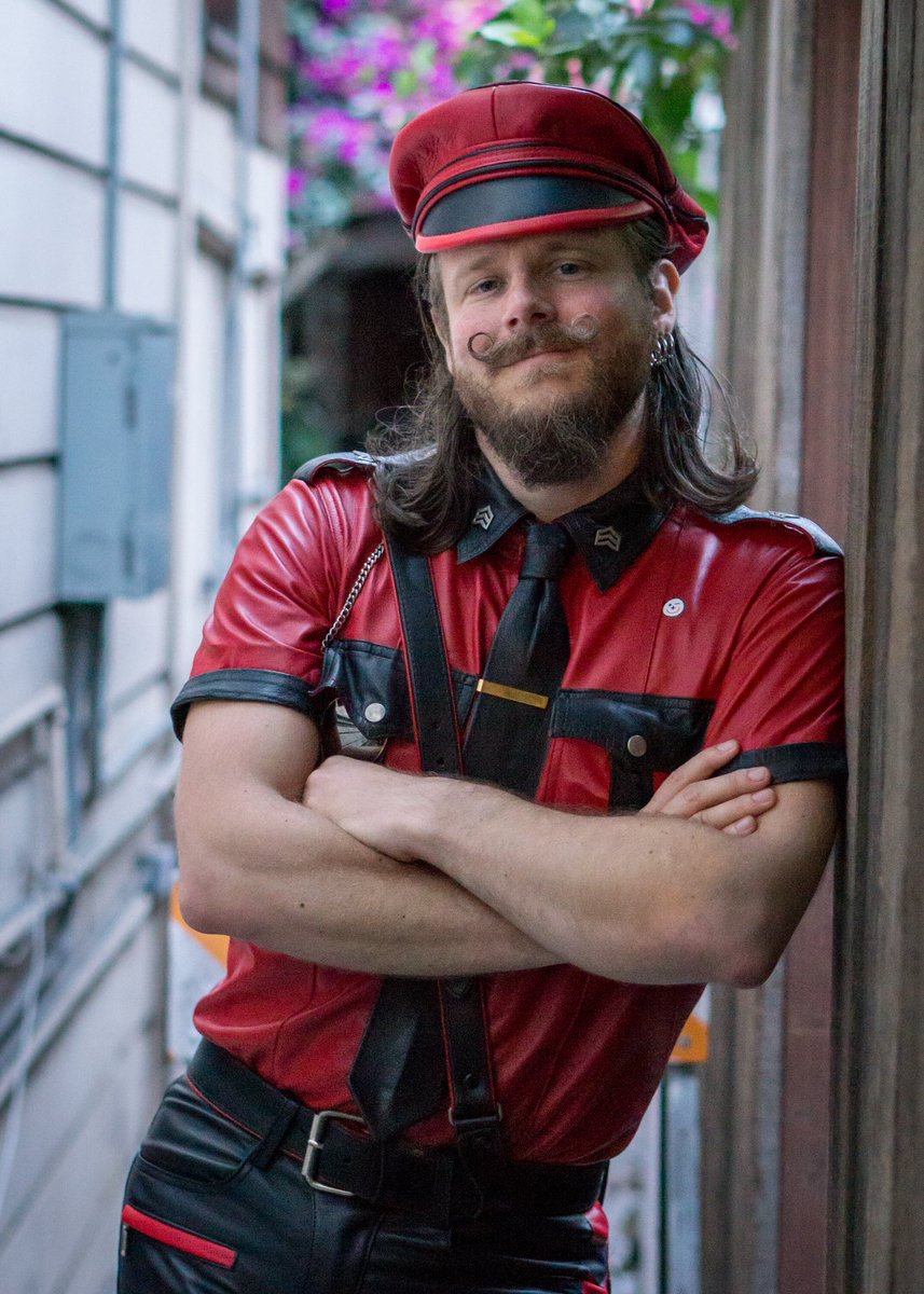MrSFRubber's tweet photo. Good morning, at this time we would like to announce our host for the evening, @leatherthib! 

Thib Guicherd-Callin is an entertainer in (or is it entertainment for?) the fetish community. https://t.co/pRrdR92Ns4