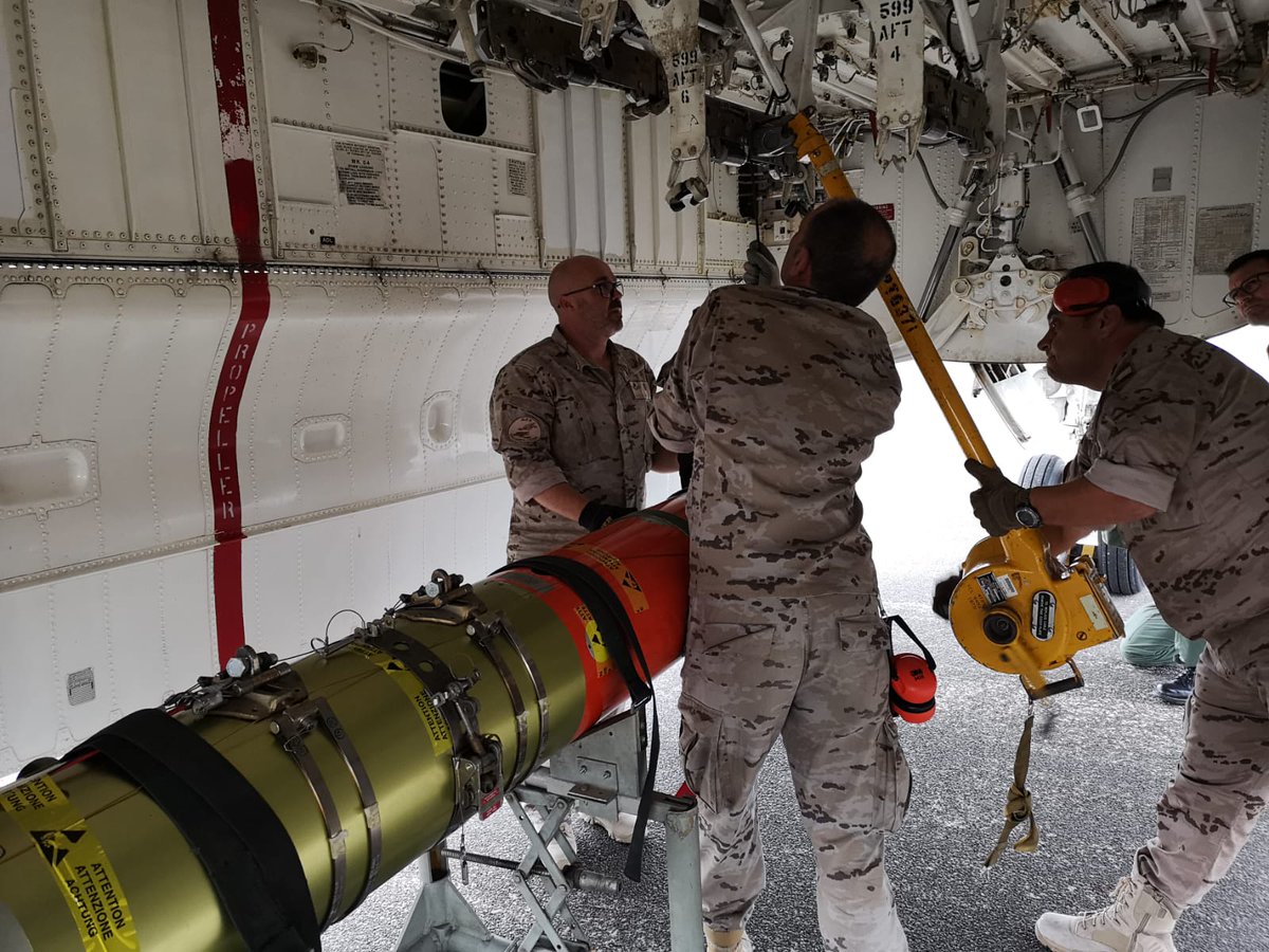 EjercitoAire's tweet photo. Un #P3 #Orion del #Ala11 carga un torpedo de prácticas en el Aeródromo Militar de #Santiago en #Galicia para participar en un ejercicio con la @Armada_esp https://t.co/EgxuHFLO3g
