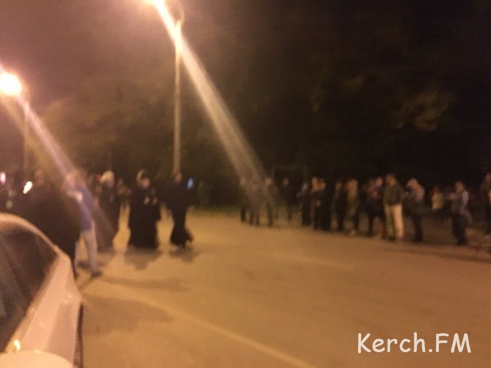 Студенти під час стрілянини вибираються з керченського коледжу - Цензор.НЕТ 906