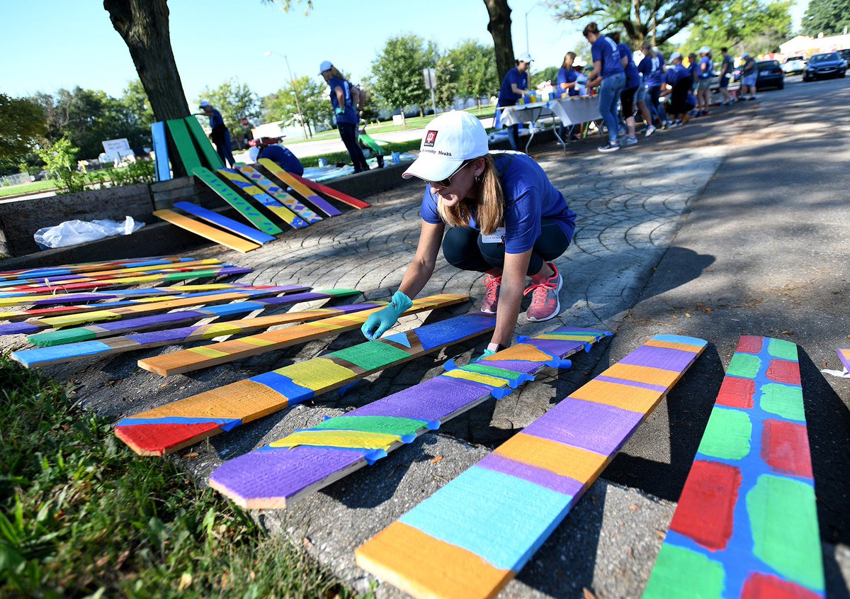 IU_Health's tweet image. A big thanks goes out to the IU Health team members across the state who volunteered during September's 10th annual IU Health Days of Service. More than 2,200 people helped build, paint, clean, transform and teach in our communities during the event. #Volunteer #DaysOfService