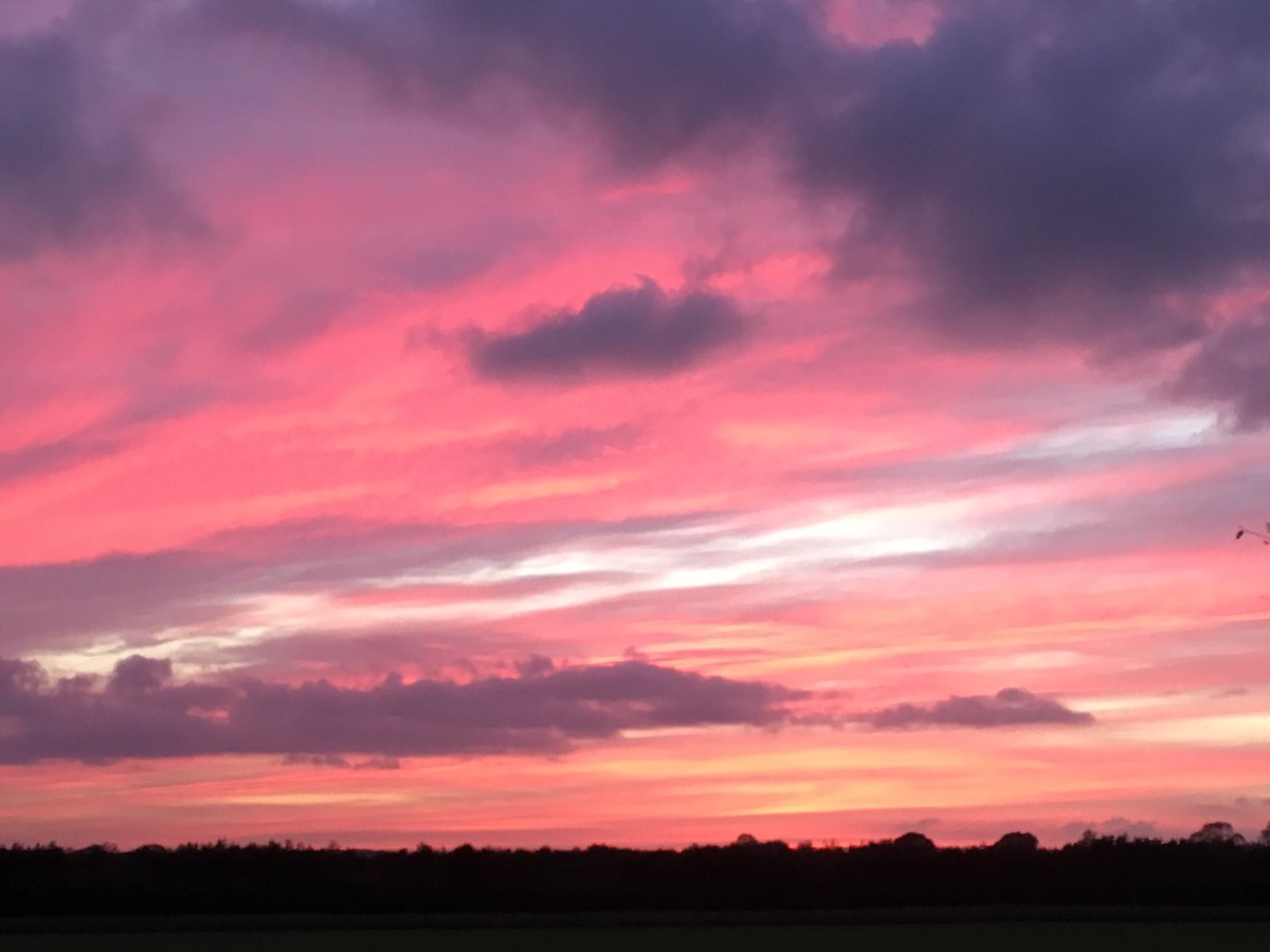lou_iseduffin's tweet photo. Could look at this for hours #redskyatnight #shepherdsdelight #sunset https://t.co/WGDbmnk93B