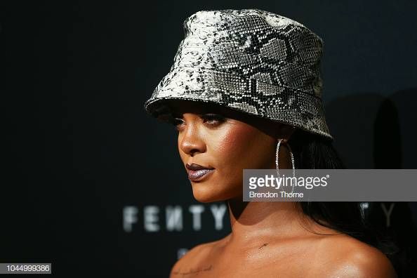 HATalkemag's tweet photo. Bucket Hats are Back - @Rihanna is on the #HATalkBlog today. #hatspiration #gettyimages #celebritystyle https://t.co/vFmGTQq42w https://t.co/XYHOWfKLVX