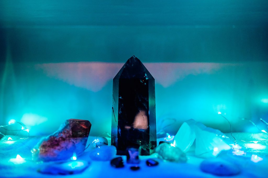 EndvrStudiosLA's tweet photo. ✨THE MAGIC IS IN THE DETAILS✨A collection of crystals all picked specifically to enhance the energy of our space💎Digging our vibe? Still having our October promotion for new clients! Book your time and come vibe with us!💜💙🚀 #EndeavorStudiosLA #Crystals #Energy #BlastOff https://t.co/ezdtIiiPso