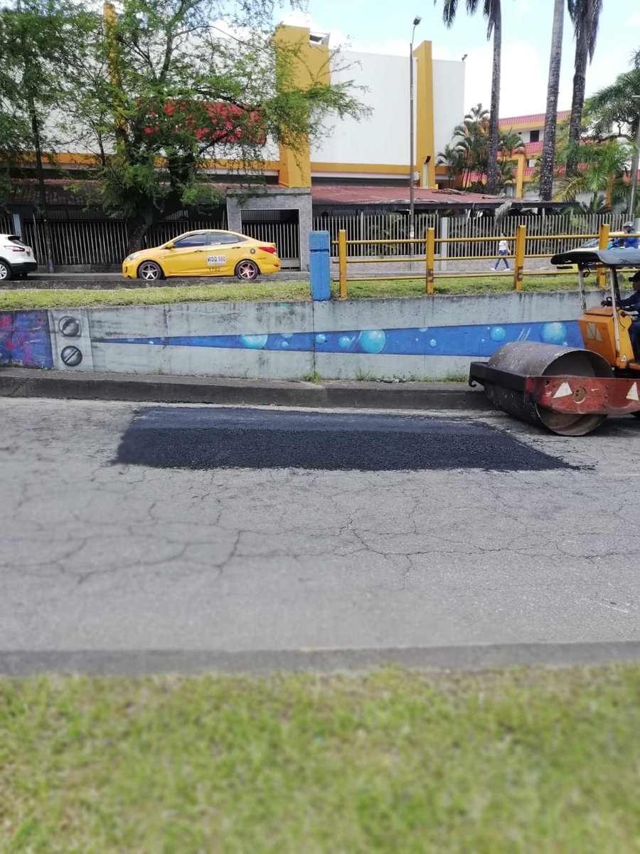 WilmarBarbosa's tweet photo. Aprovechando el buen clima que se ha presentado en los últimos días, trabajamos en la recuperación de la malla vial de nuestra ciudad, hoy desde la Av 40. Con esfuerzo operarios cumplen el compromiso adquirido con la comunidad para la recuperación de las calles de Villavicencio. https://t.co/nMLpsxOPRW
