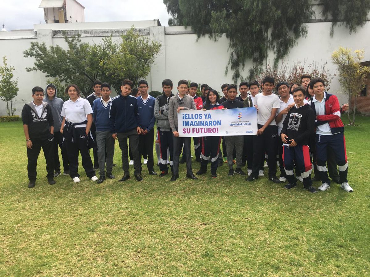 MovilidadSocial's tweet photo. Hoy alumnos del Colegio Cultural imaginaron su futuro en nuestras salas. Así como ellos, ven y trabaja en equipo, descubre tus habilidades y muchas otras cosas más en la #ExpoInteractiva de #MovilidadSocial. https://t.co/O3MvhRtTIN
