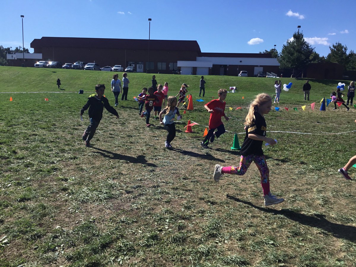 MrsCannon_LIB's tweet photo. Dolphin Dash, "Gotta Run 'Em All!"- 2nd Grade! And awesome water bottles! #SCES18 #dolphindash @SandersCornerPE https://t.co/lQZwFXF8vu