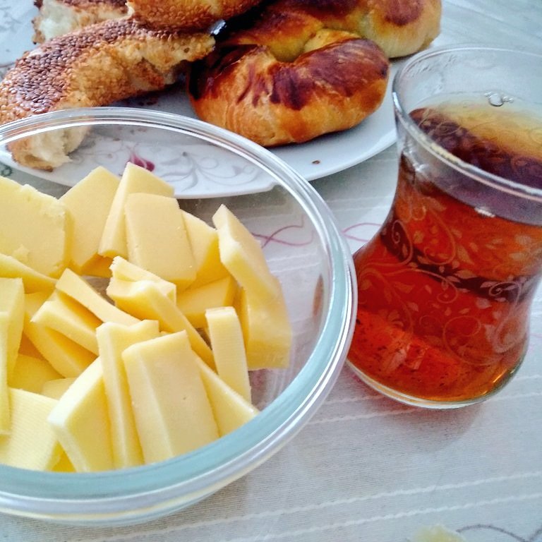 karstansiparis's tweet photo. 🔸 Kars'ın #doğal lezzetleri;
🔸 #eskikaşar 🧀,
🔸 #taze #göbekkaşar🧀,
🔸 #gravyer🧀,
🔸 deri #tulum🧀,
🔸 deri #Tuluk #çeçil🧀,
🔸 #yayık #tereyağı,🐄
🔸 #süzme #bal🍯🐝 💐,
🔸 #petekli #bal 🍯 🐝 🌹.
🔸 #Kars uzak #karstansiparis yakın. https://t.co/MOoPK9HnAc