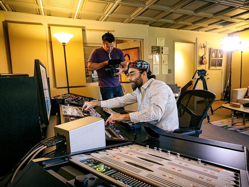 asaffulks's tweet image. What is art? What does it mean to be an artist? I discuss this and more in @vertexmedia new documentary film VISITING! An honor to get down with this dynamic duo on their latest project!

#ocrecording #asaffulks #vertexmedia #visiting #redcamera #kirasart #art #studiolife #artist