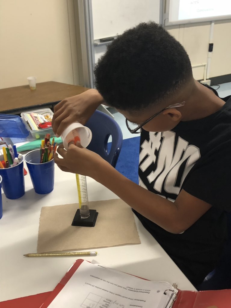 GeckosJE's tweet image. @GreerElementary Ss wonder does water affect regular gummy worms the same way as neon gummy worms?  #scientistsatwork #curiousstudents #scientificmethod @k12albemarle