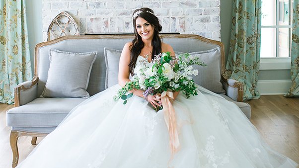 A little rain won’t stop Madison &amp; Matthew from tying the knot. 🌧 This vibrant, rustic wedding featuring #Style2267 Morning Glory is up on the blog now! 💚bit.ly/RusticNaturalW…