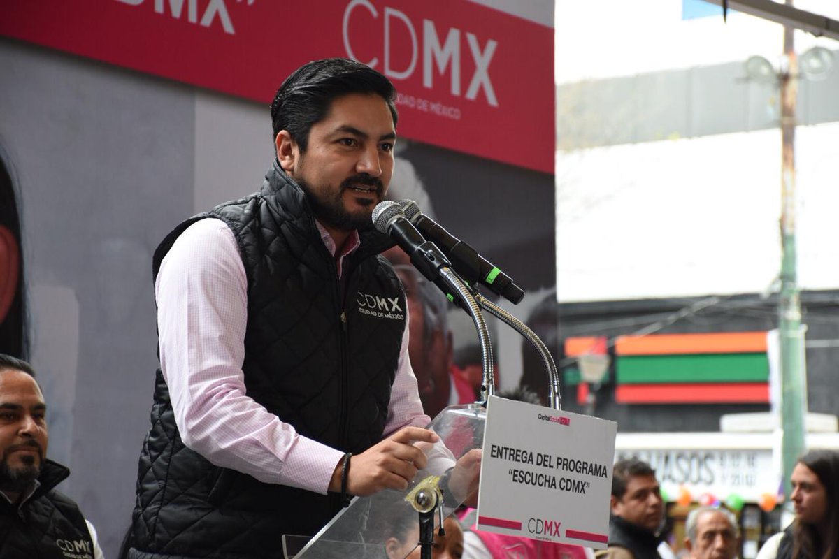 SEBIEN_cdmx's tweet photo. Con el objetivo de mejorar las condiciones de vida de las y los capitalinos con discapacidad auditiva, Alejandro Piña Medina, titular de la @DesSocial_CDMX, entregó 1000 aparatos auditivos del programa #EscuchaCDMX, en la alcaldía Iztapalapa. https://t.co/ty1jnpLRwU