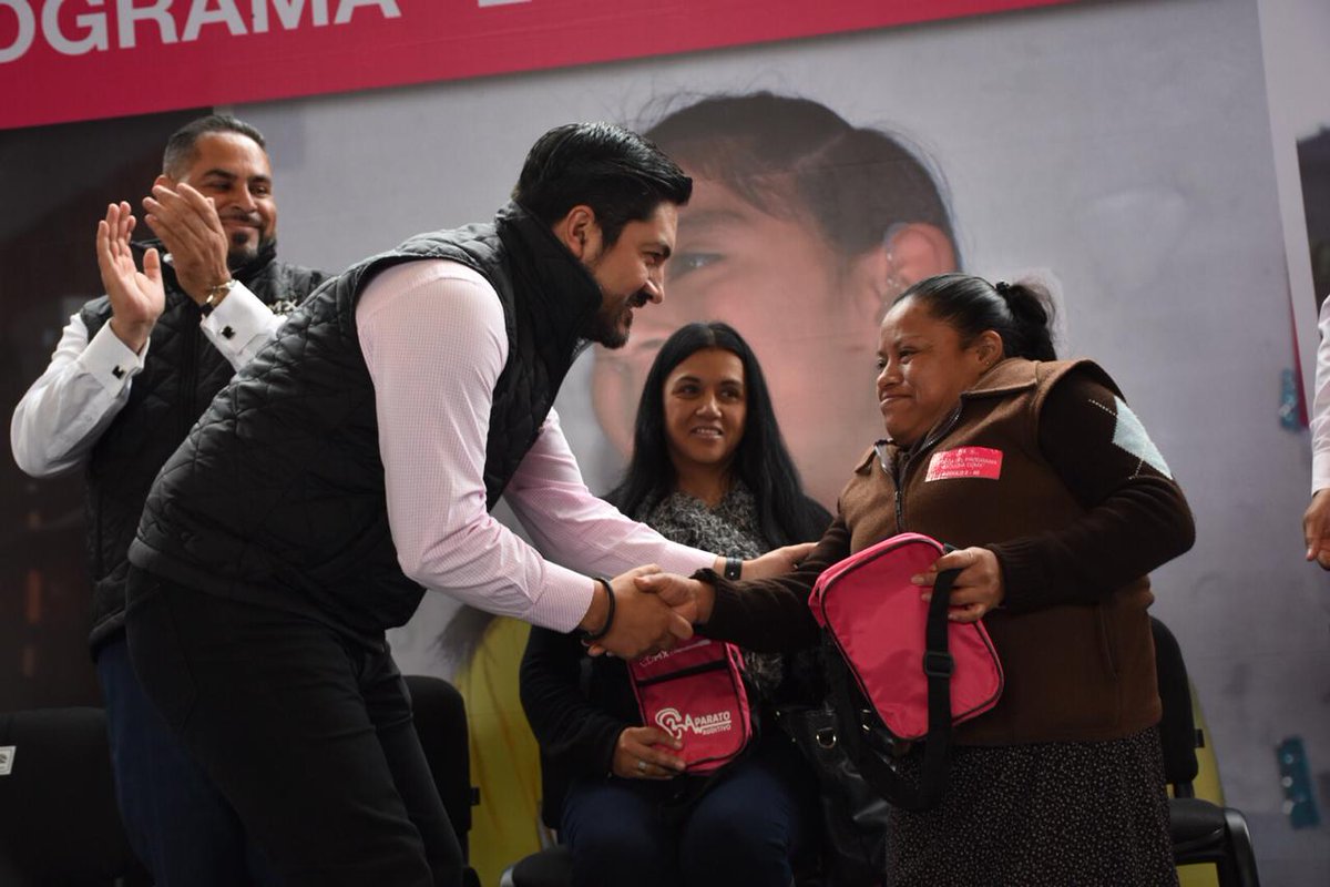 SEBIEN_cdmx's tweet photo. Con el objetivo de mejorar las condiciones de vida de las y los capitalinos con discapacidad auditiva, Alejandro Piña Medina, titular de la @DesSocial_CDMX, entregó 1000 aparatos auditivos del programa #EscuchaCDMX, en la alcaldía Iztapalapa. https://t.co/ty1jnpLRwU