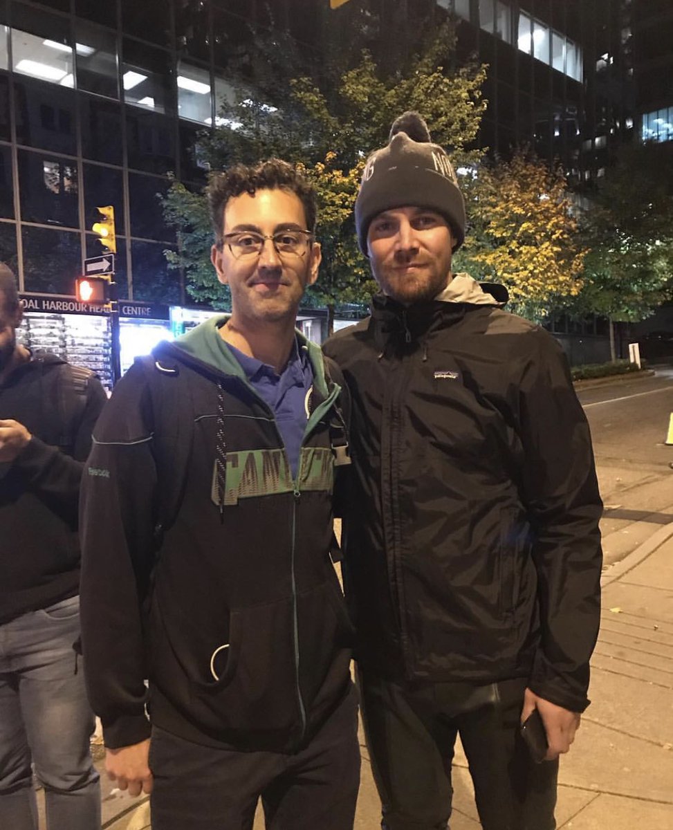 AmellDaily's tweet photo. [PICTURES] Stephen Amell with a fan in Vancouver https://t.co/BgxSzP7mFC https://t.co/mCIhuiSUlx