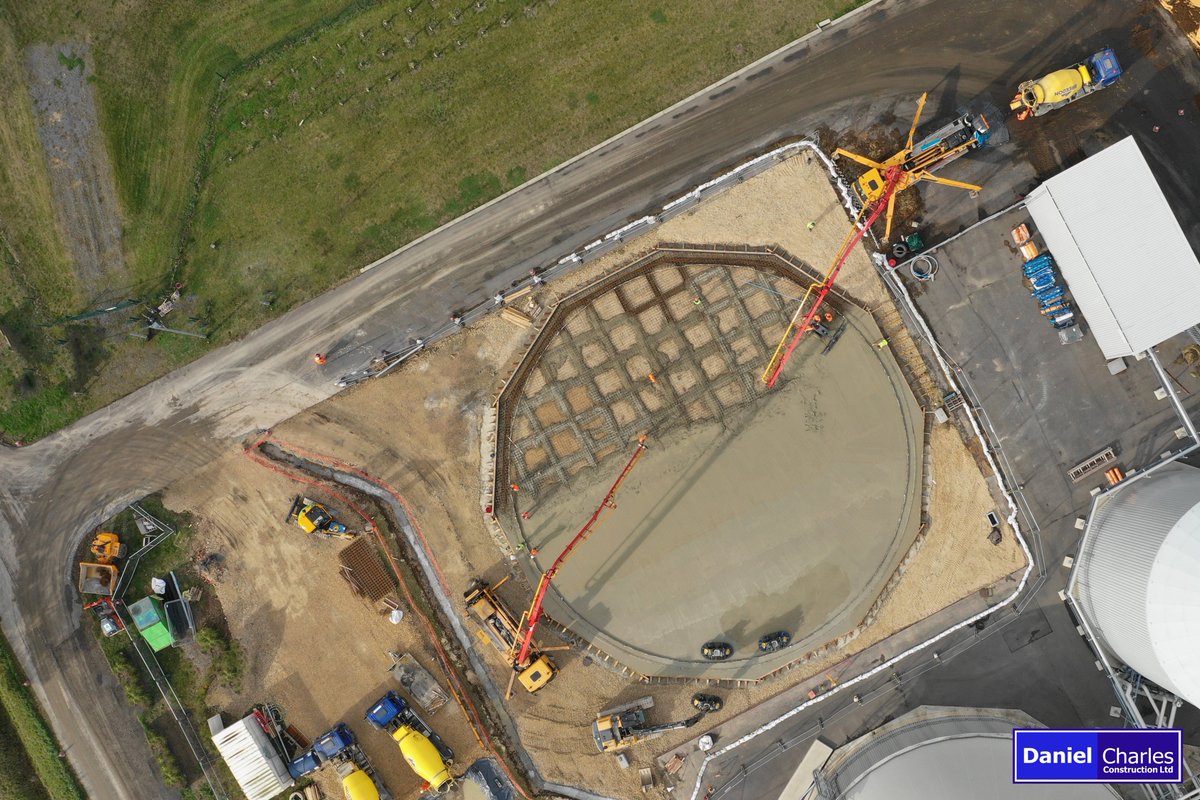 photographynin1's tweet photo. Another aerial shoot today and a monster concrete poor for @dan_charles2005 on their @beeswaxfarming project concrete supplied by @breedonconcrete and pumps by @camfaud 340m3 in by 3pm https://t.co/1aD8uebwgo