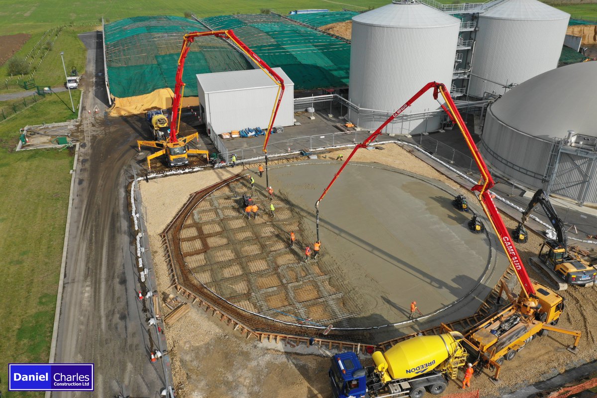 photographynin1's tweet photo. Another aerial shoot today and a monster concrete poor for @dan_charles2005 on their @beeswaxfarming project concrete supplied by @breedonconcrete and pumps by @camfaud 340m3 in by 3pm https://t.co/1aD8uebwgo